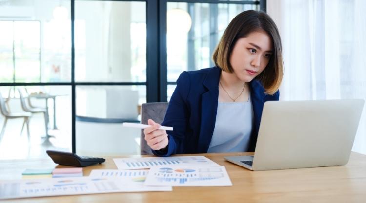 Young entrepreneur businesswoman working in modern office
