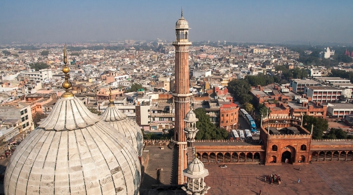 An image of New Delhi on a foggy day.